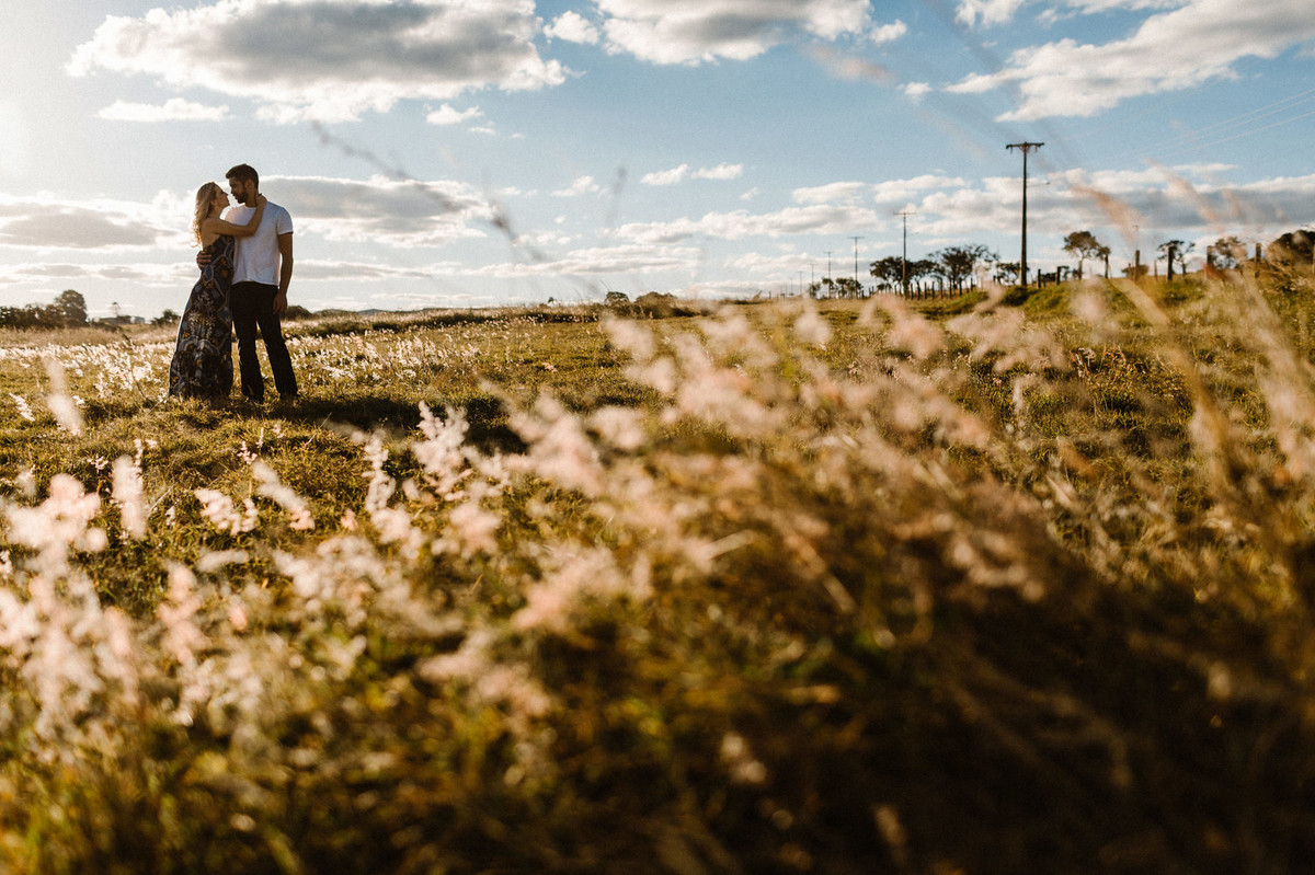 Casal abraçado em um Rancho em Brasília. Foto feita pelo fotógrafo de casamento Gabriel Pelaquim.