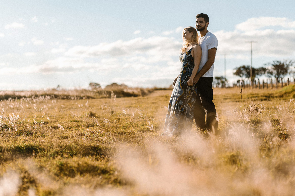 Casal abraçado em um Rancho em Brasília. Foto feita pelo fotógrafo de casamento Gabriel Pelaquim.