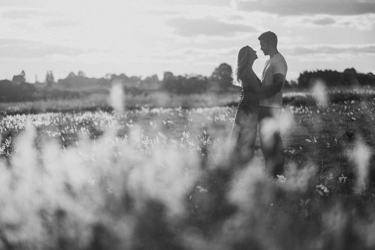 Casal abraçado sorrindo em um Rancho em Brasília. Foto feita pelo fotógrafo de casamento Gabriel Pelaquim.