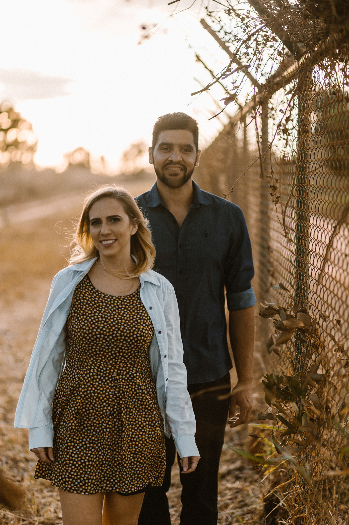 Casal sorrindo no mato em Brasília. Foto feita pelo fotógrafo de casamento Gabriel Pelaquim.