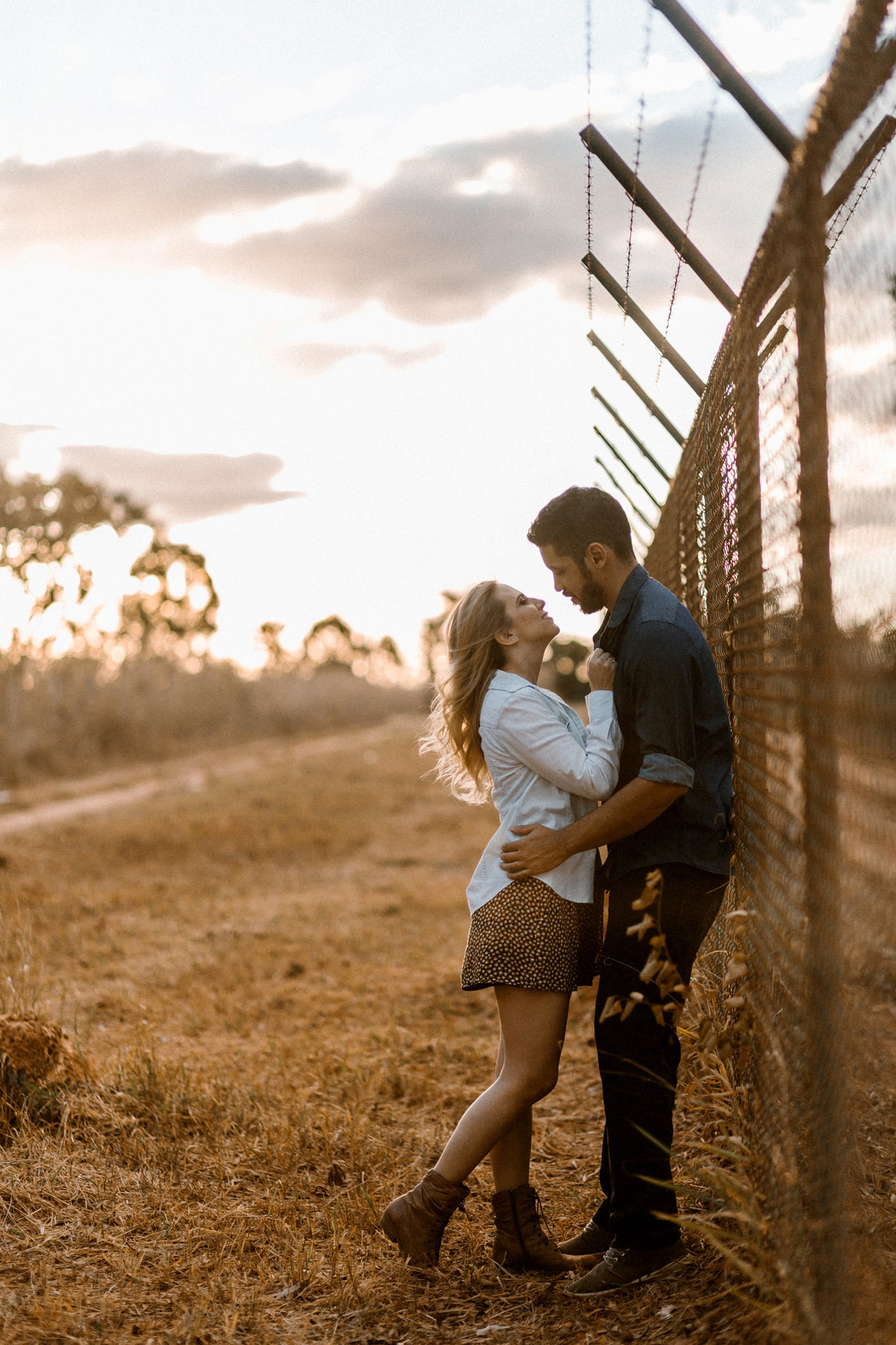 Casal abraçado no mato em Brasília. Foto feita pelo fotógrafo de casamento Gabriel Pelaquim.