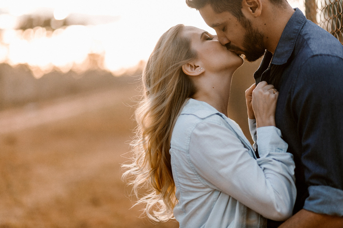 Casal abraçado se beijando no mato em Brasília. Foto feita pelo fotógrafo de casamento Gabriel Pelaquim.