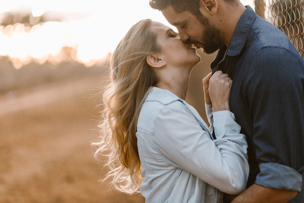 Casal abraçado se beijando no mato em Brasília. Foto feita pelo fotógrafo de casamento Gabriel Pelaquim.
