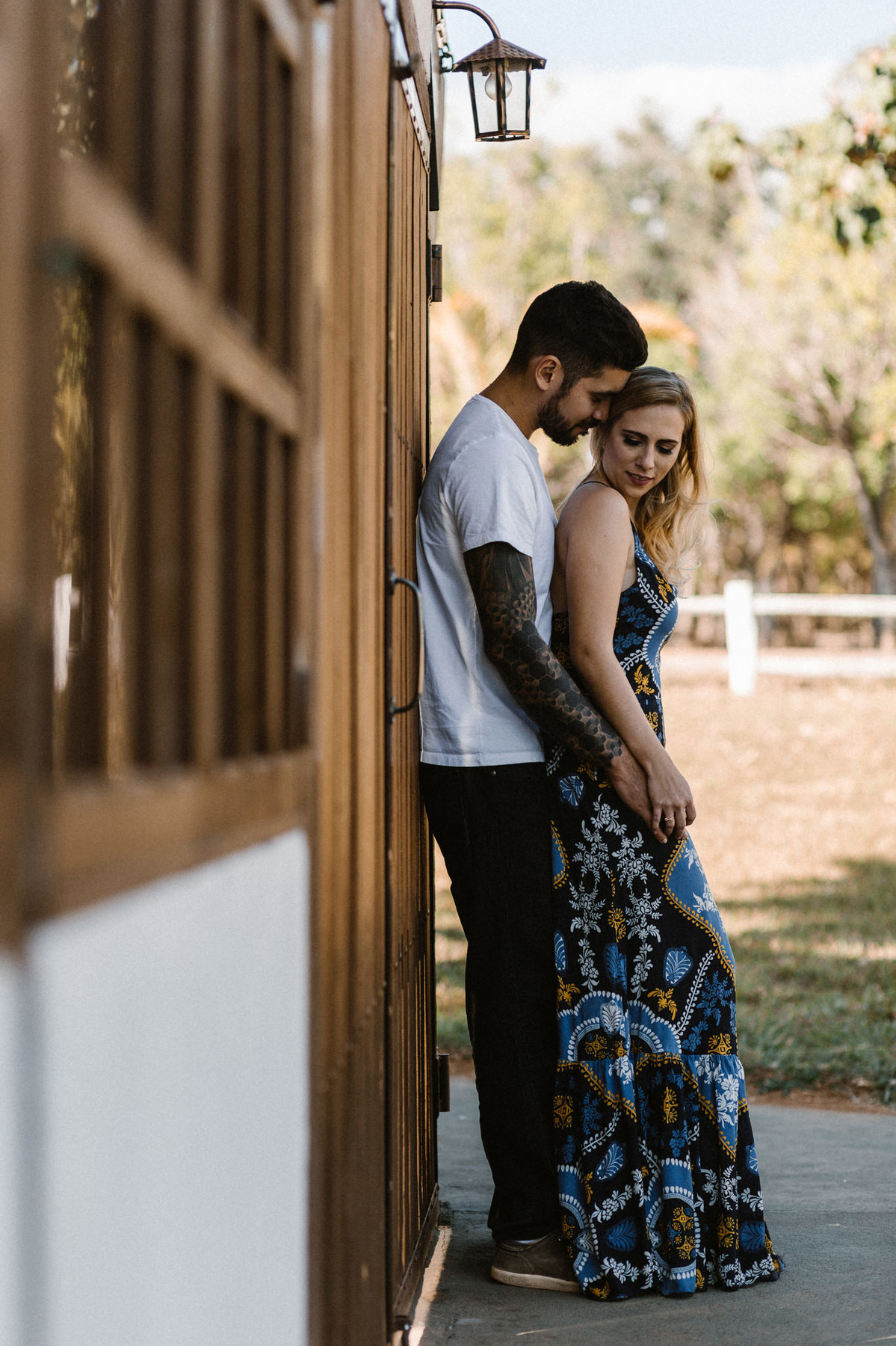 Casal abraçado em um Rancho em Brasília. Foto feita pelo fotógrafo de casamento Gabriel Pelaquim.