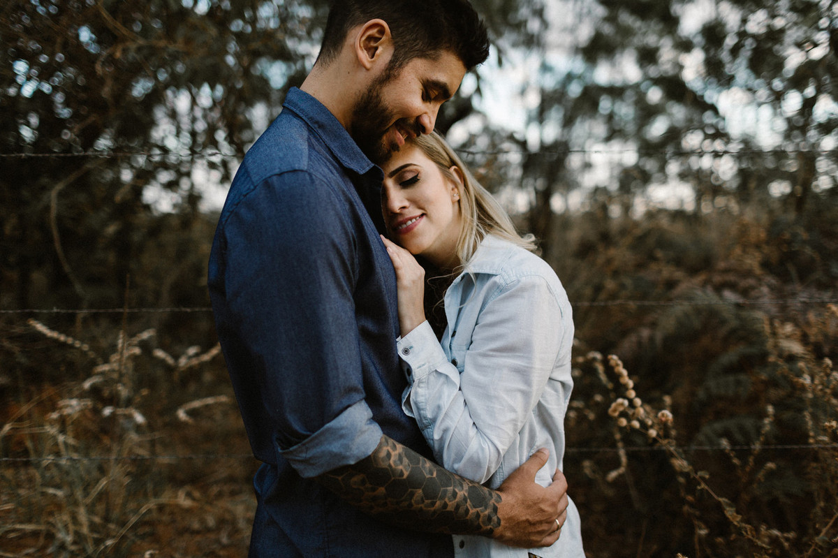 Casal abraçado no mato em Brasília. Foto feita pelo fotógrafo de casamento Gabriel Pelaquim.