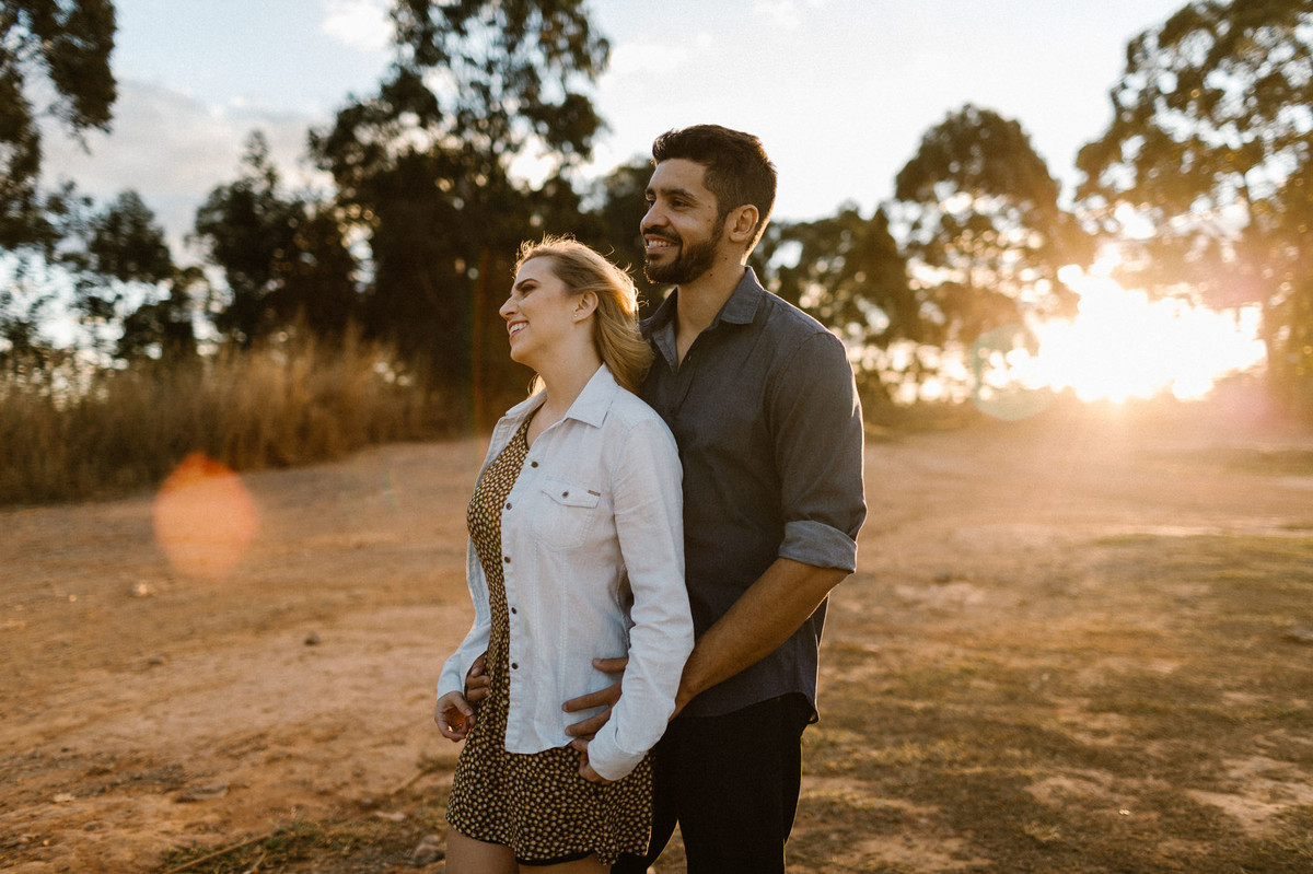 Casal abraçado sorrindo no mato em Brasília. Foto feita pelo fotógrafo de casamento Gabriel Pelaquim.