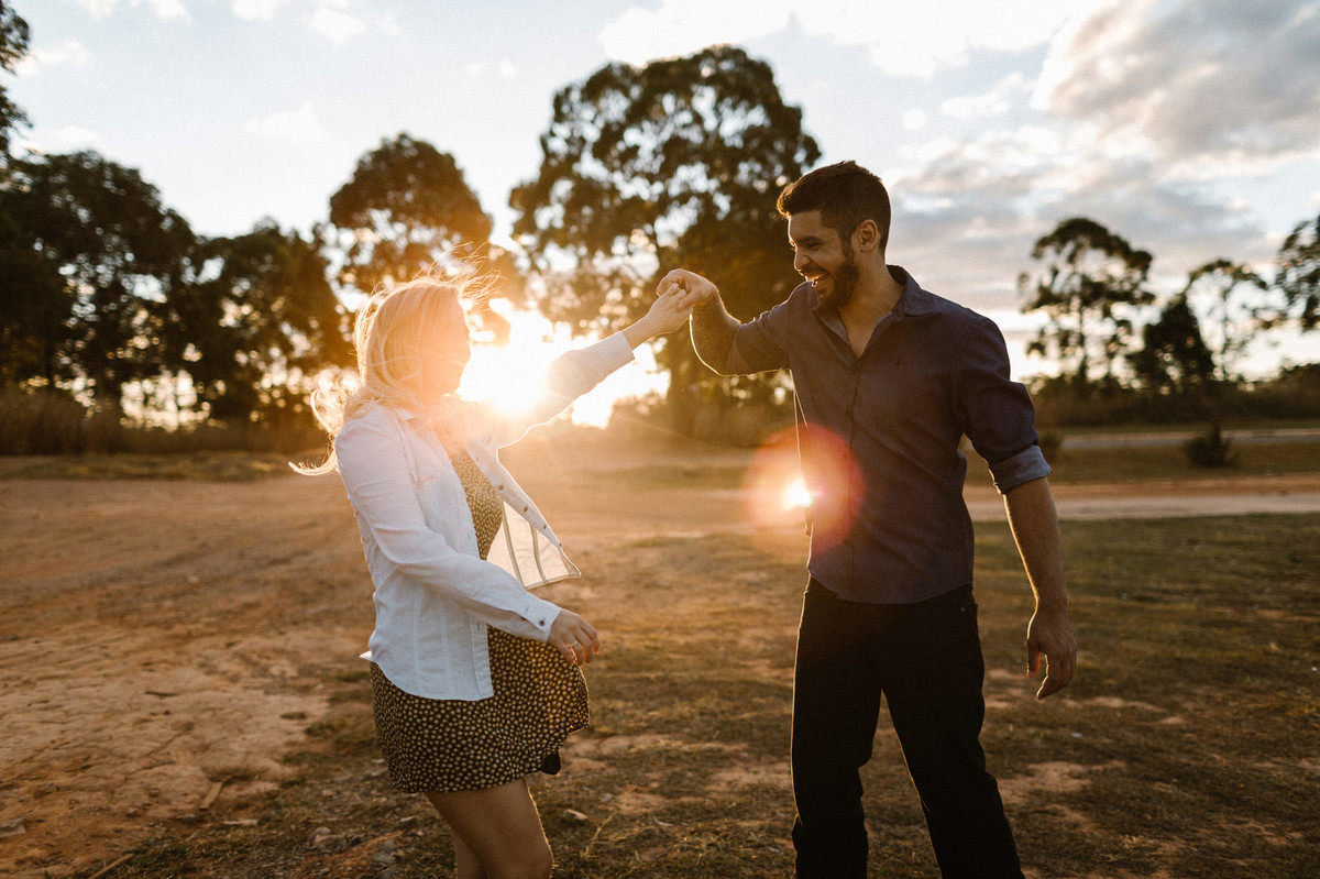Casal dançando no pôr-do-sol no mato em Brasília. Foto feita pelo fotógrafo de casamento Gabriel Pelaquim.