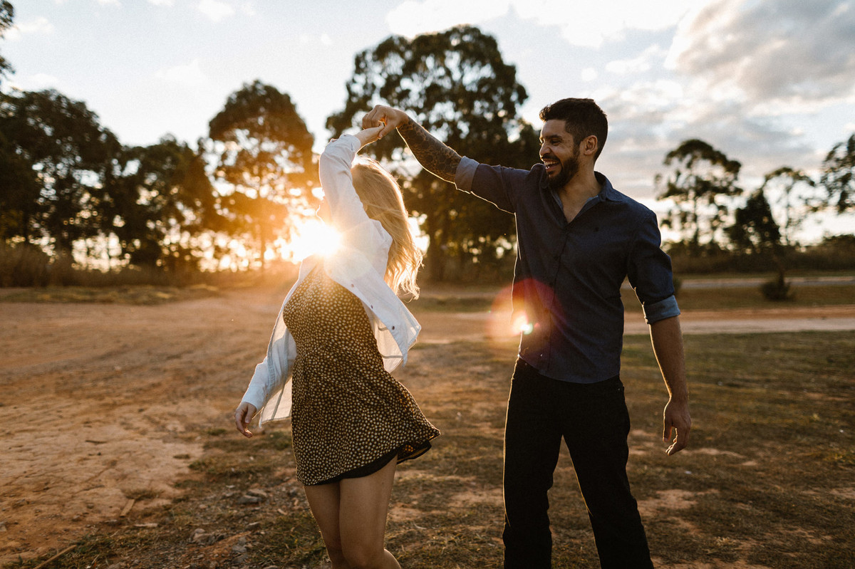 Casal dançando no pôr-do-sol no mato em Brasília. Foto feita pelo fotógrafo de casamento Gabriel Pelaquim.
