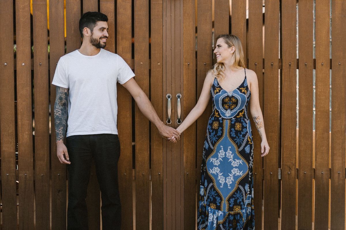 Casal de mãos dadas em um Rancho em Brasília. Foto feita pelo fotógrafo de casamento Gabriel Pelaquim.
