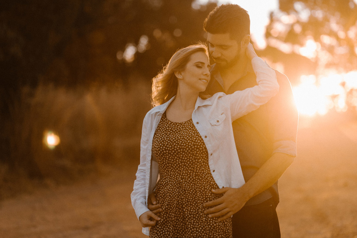 Casal abraçado durante o pôr-do-sol em Brasília. Foto feita pelo fotógrafo de casamento Gabriel Pelaquim.