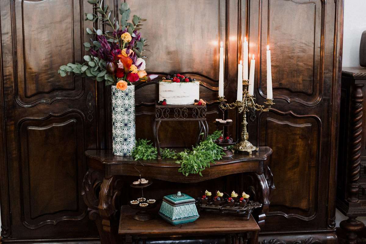 Decoração da mesa do bolo. Foto feita pelo fotógrafo de casamento Gabriel Pelaquim.