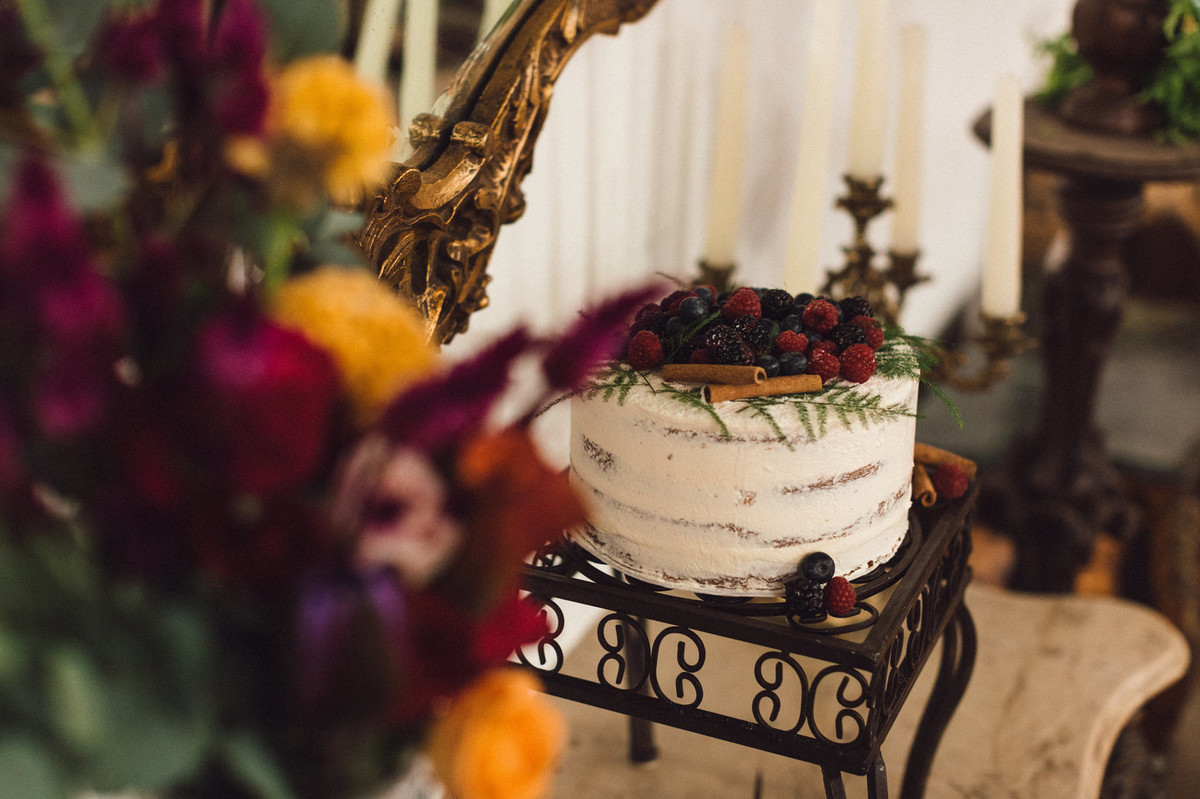 Detalhes do bolo do editorial. Foto feita pelo fotógrafo de casamento Gabriel Pelaquim.