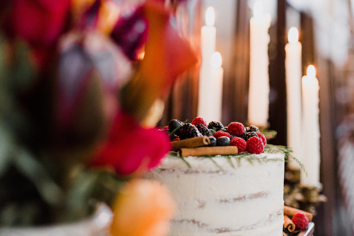 Detalhes da mesa do bolo. Foto feita pelo fotógrafo de casamento Gabriel Pelaquim.