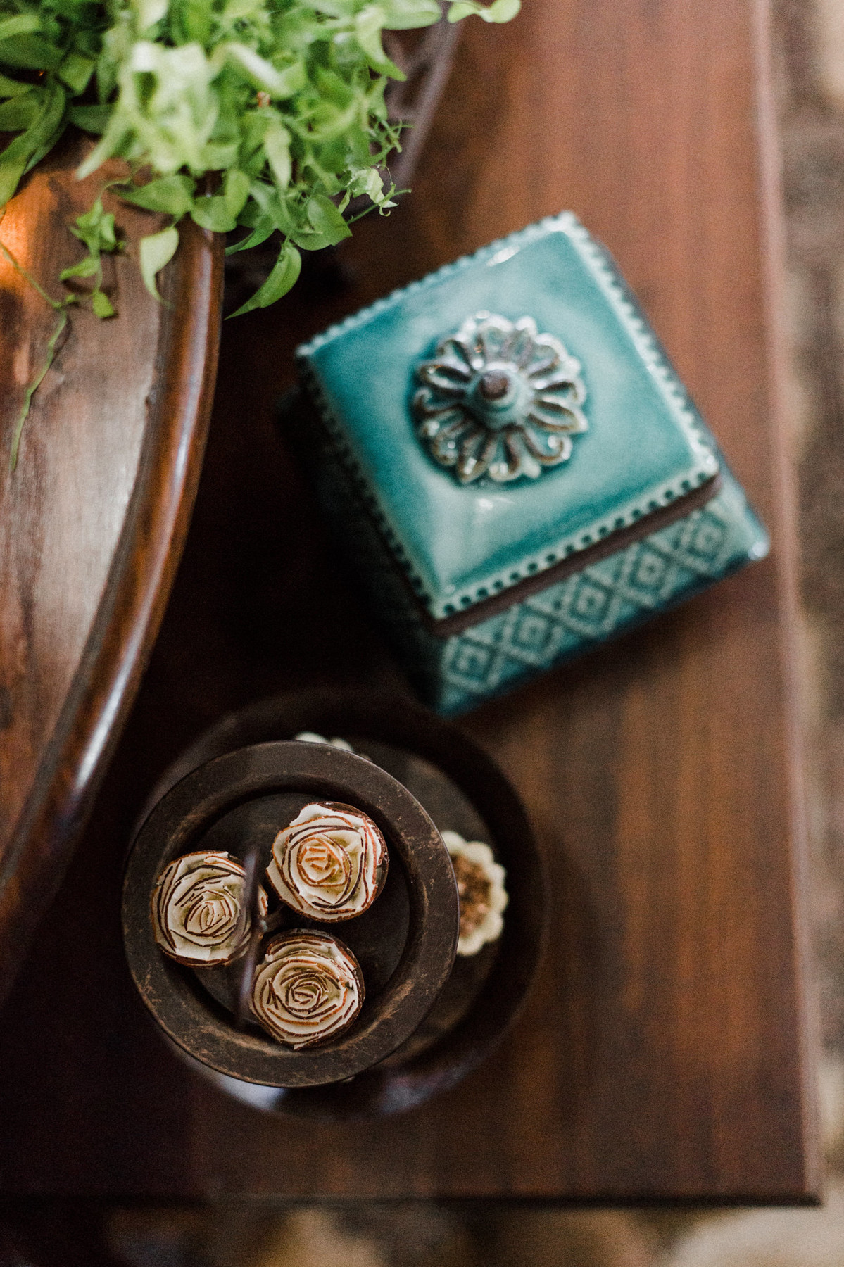 Decoração da mesa do bolo. Foto feita pelo fotógrafo de casamento Gabriel Pelaquim.
