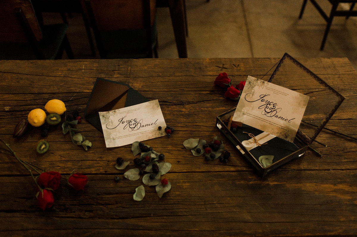 Decoração da mesa com os convites. Foto feita pelo fotógrafo de casamento Gabriel Pelaquim.
