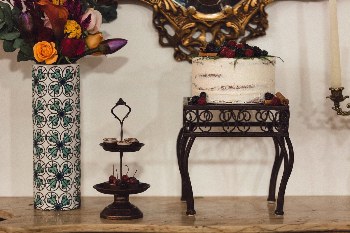 Decoração da mesa do bolo do editorial. Foto feita pelo fotógrafo de casamento Gabriel Pelaquim.