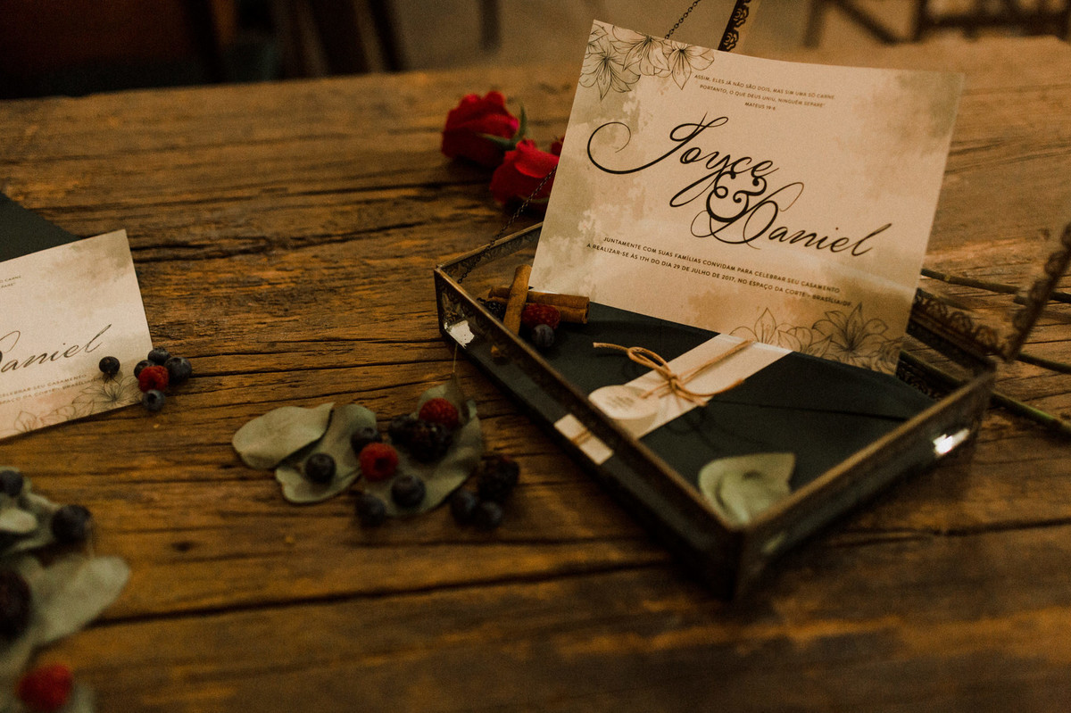 Decoração da mesa com os convites. Foto feita pelo fotógrafo de casamento Gabriel Pelaquim.