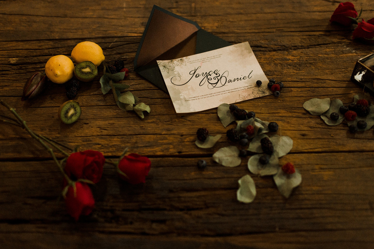 Decoração da mesa com os convites. Foto feita pelo fotógrafo de casamento Gabriel Pelaquim.