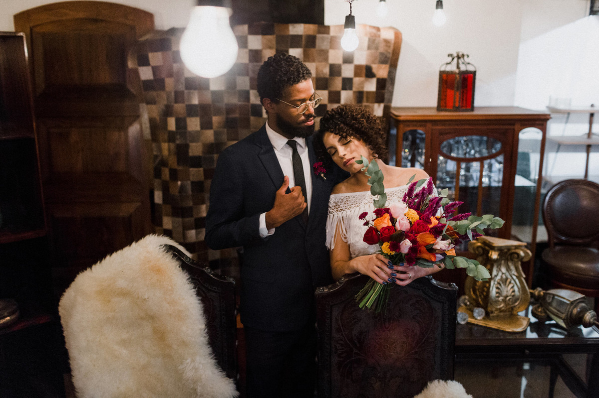 Noivos sentados à mesa. Foto feita pelo fotógrafo de casamento Gabriel Pelaquim.
