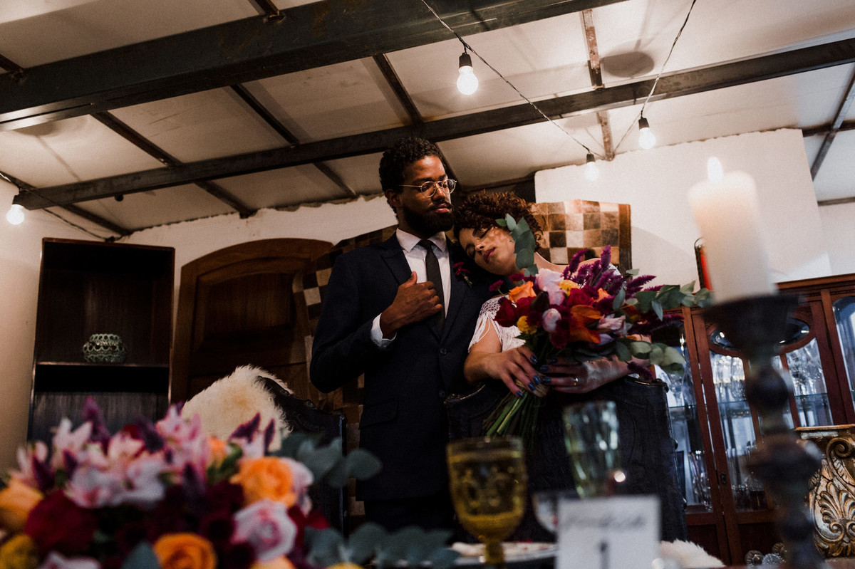 Noivos sentados à mesa. Foto feita pelo fotógrafo de casamento Gabriel Pelaquim.