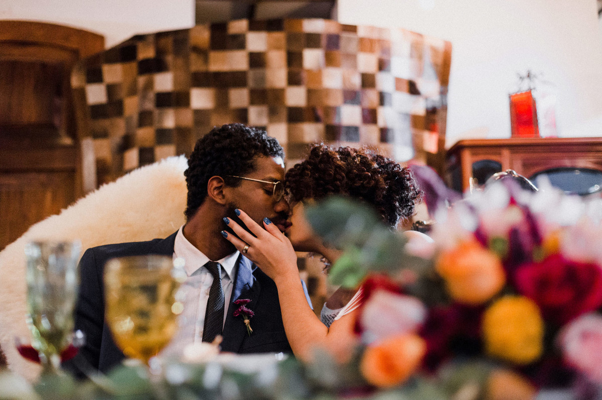 Noivos sentados à mesa. Foto feita pelo fotógrafo de casamento Gabriel Pelaquim.