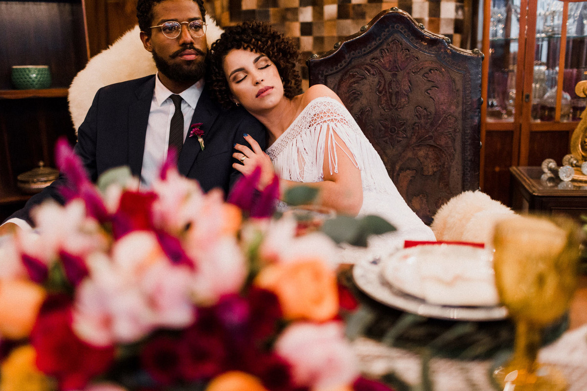 Noivos sentados à mesa. Foto feita pelo fotógrafo de casamento Gabriel Pelaquim.