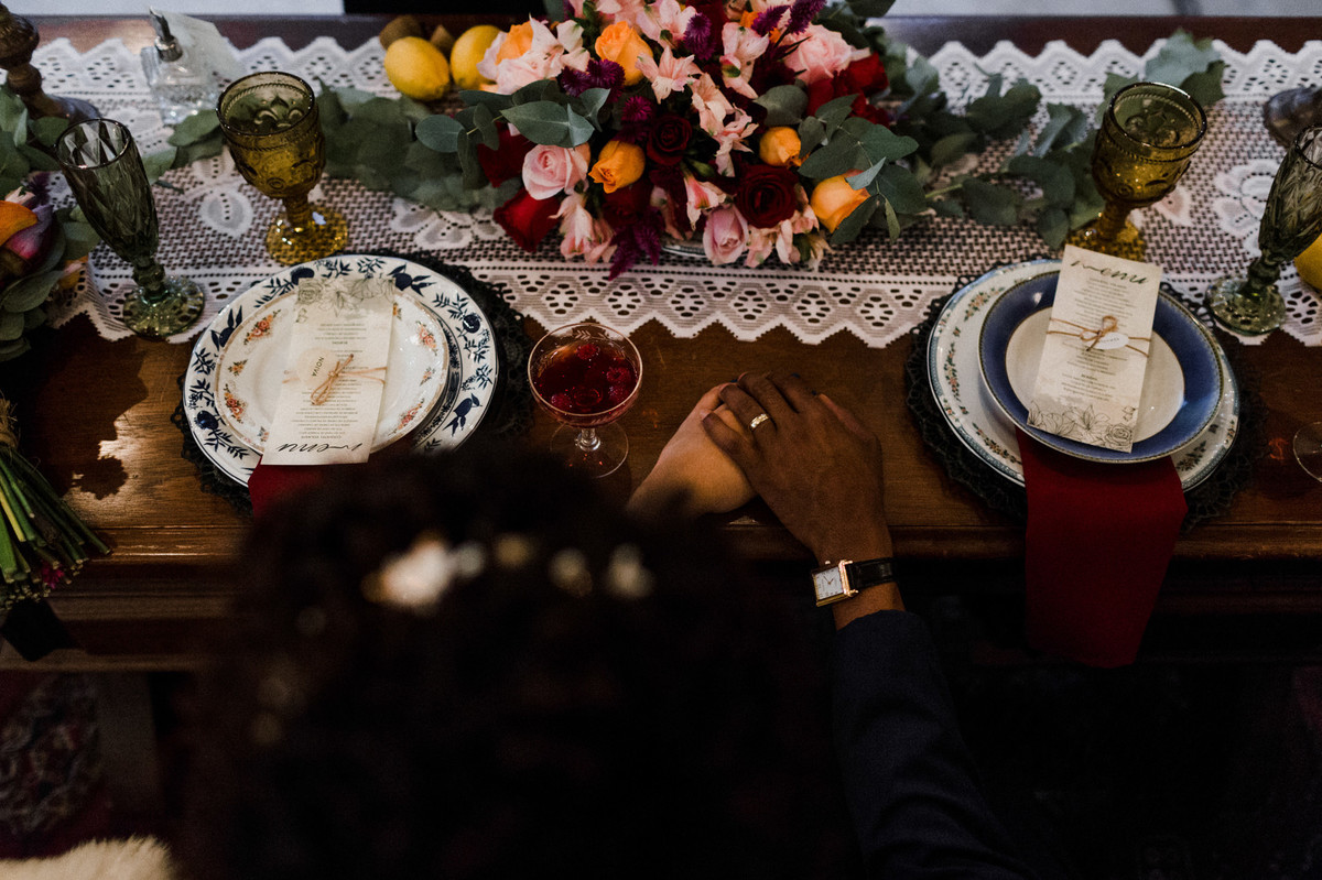 Noivos sentados à mesa. Foto feita pelo fotógrafo de casamento Gabriel Pelaquim.