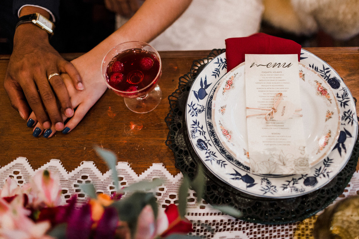 Noivos sentados à mesa. Foto feita pelo fotógrafo de casamento Gabriel Pelaquim.