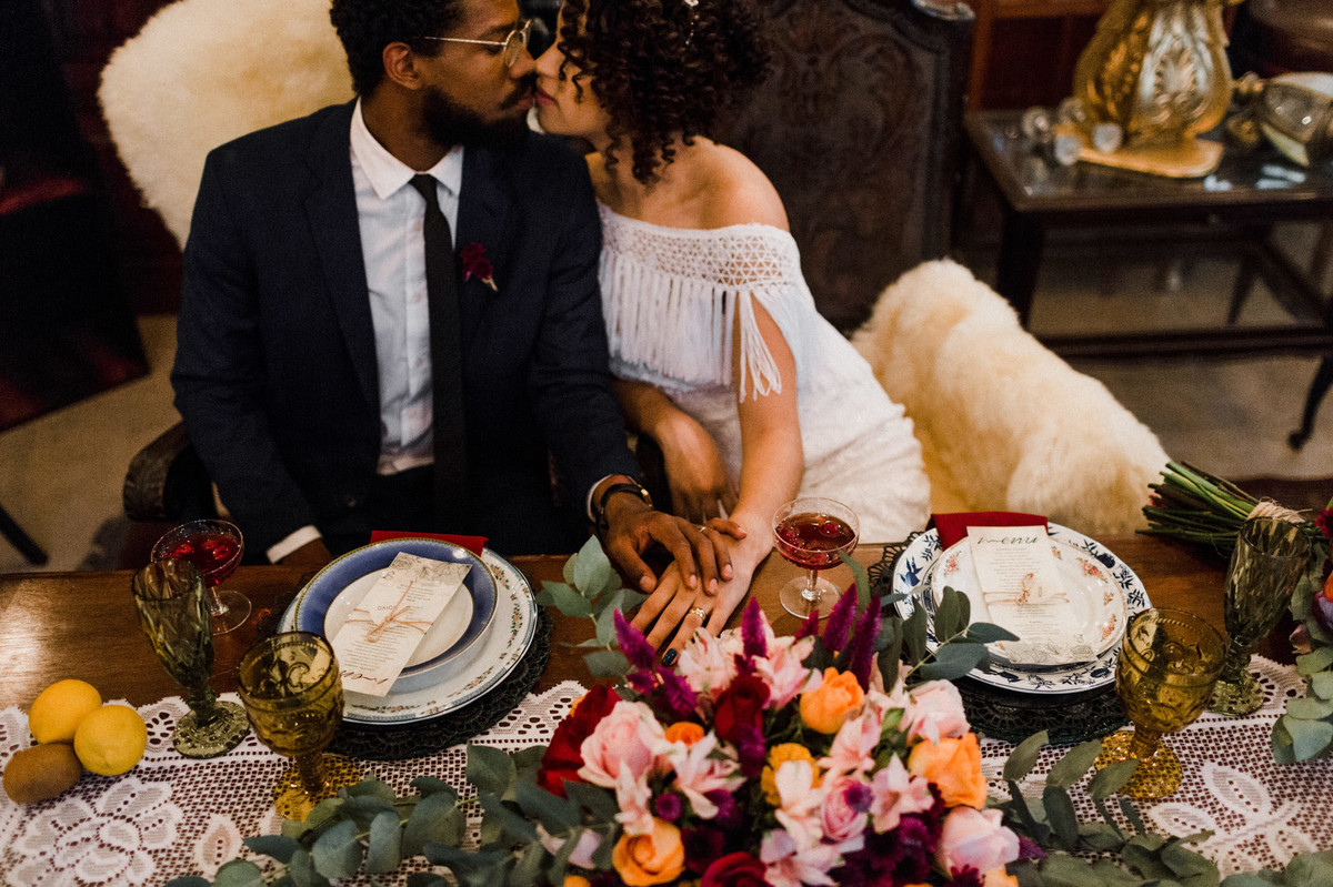 Noivos sentados à mesa. Foto feita pelo fotógrafo de casamento Gabriel Pelaquim.