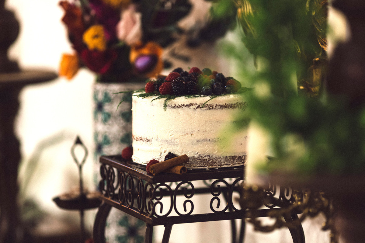 Decoração da mesa do bolo do editorial. Foto feita pelo fotógrafo de casamento Gabriel Pelaquim.