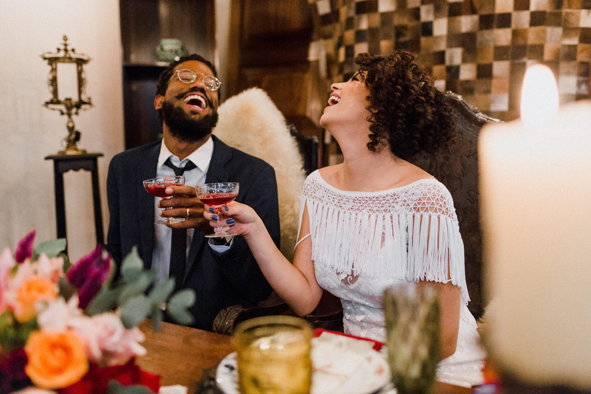 Noivos sentados à mesa. Foto feita pelo fotógrafo de casamento Gabriel Pelaquim.