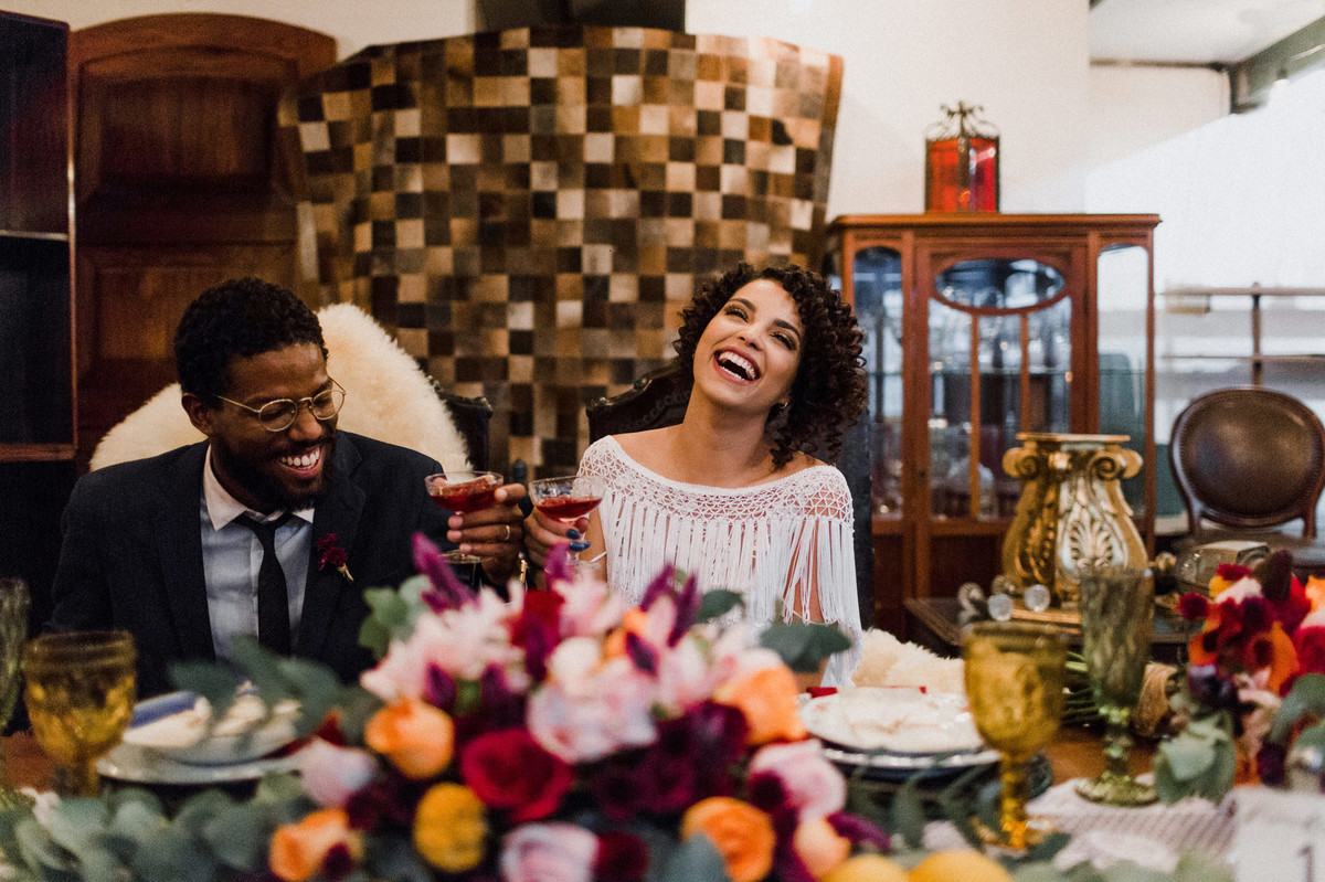 Noivos sentados à mesa. Foto feita pelo fotógrafo de casamento Gabriel Pelaquim.