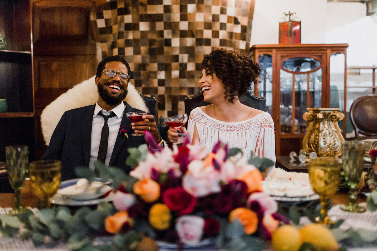 Noivos sentados à mesa. Foto feita pelo fotógrafo de casamento Gabriel Pelaquim.