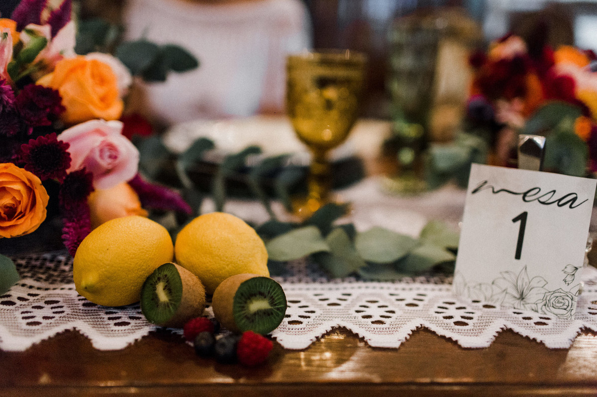 Decoração da mesa. Foto feita pelo fotógrafo de casamento Gabriel Pelaquim.