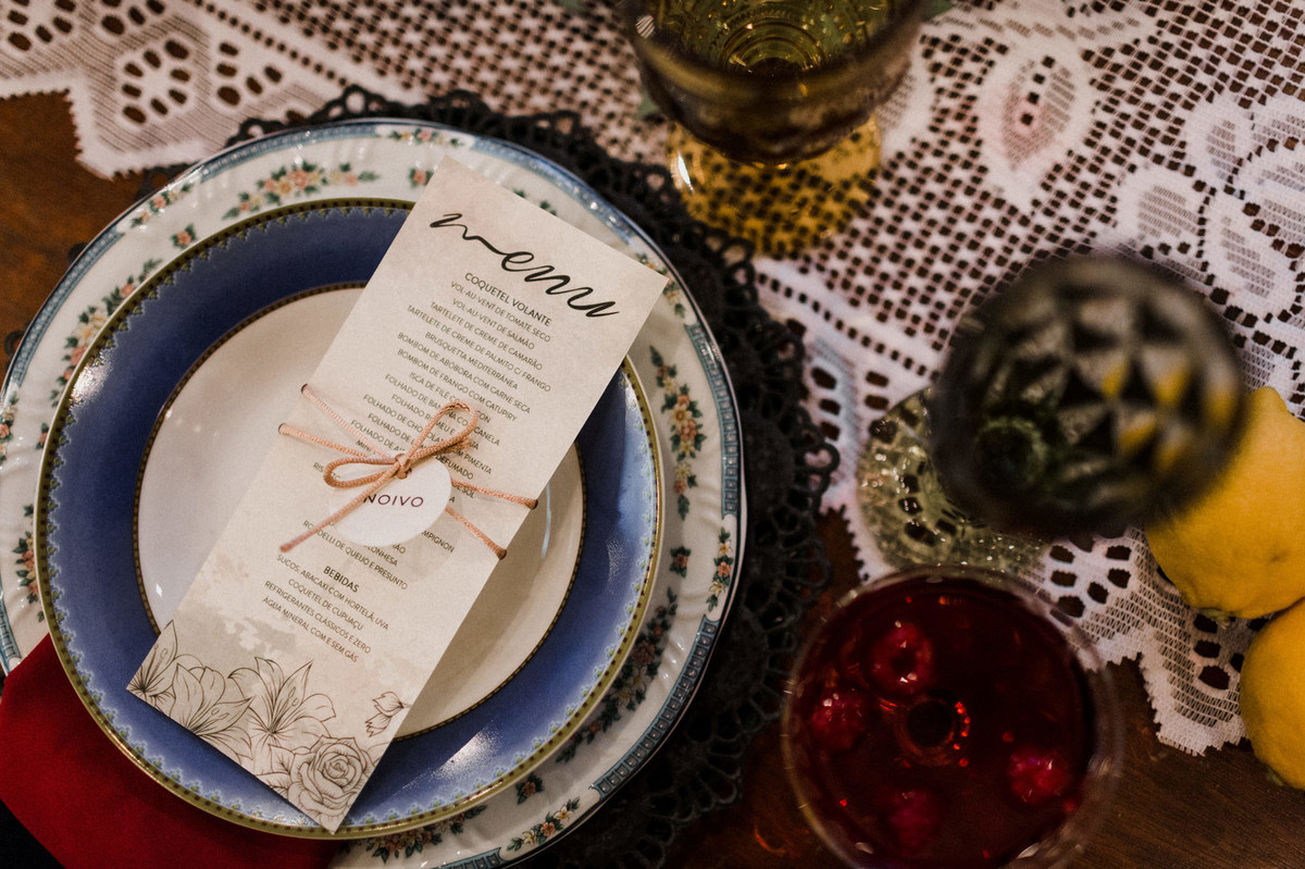 Decoração da mesa. Foto feita pelo fotógrafo de casamento Gabriel Pelaquim.