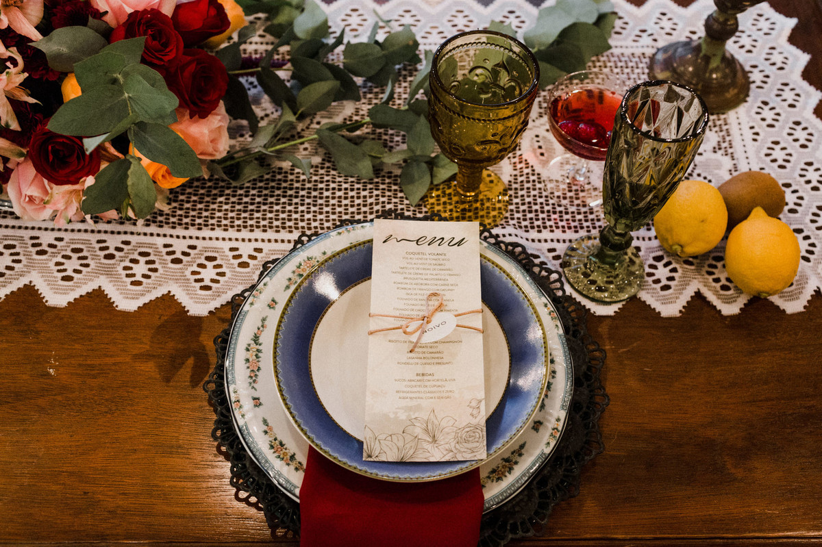 Decoração da mesa. Foto feita pelo fotógrafo de casamento Gabriel Pelaquim.