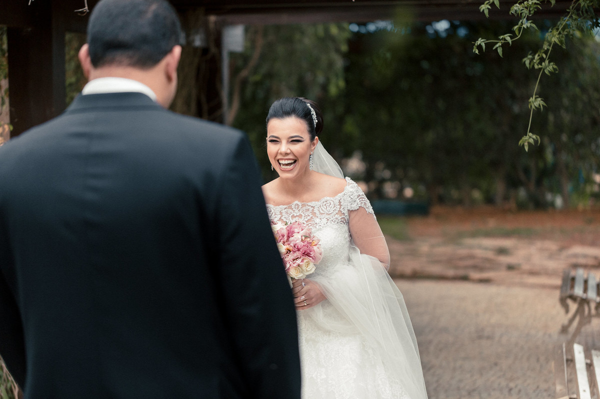 Momento de extrema felicidade do casal quando se vê pela primeira vez antes da cerimônia