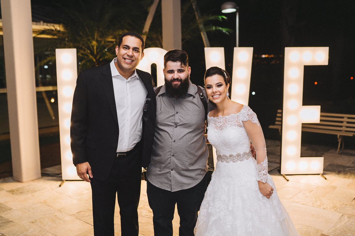 Foto do casal com o fotógrafo Gabriel Pelaquim