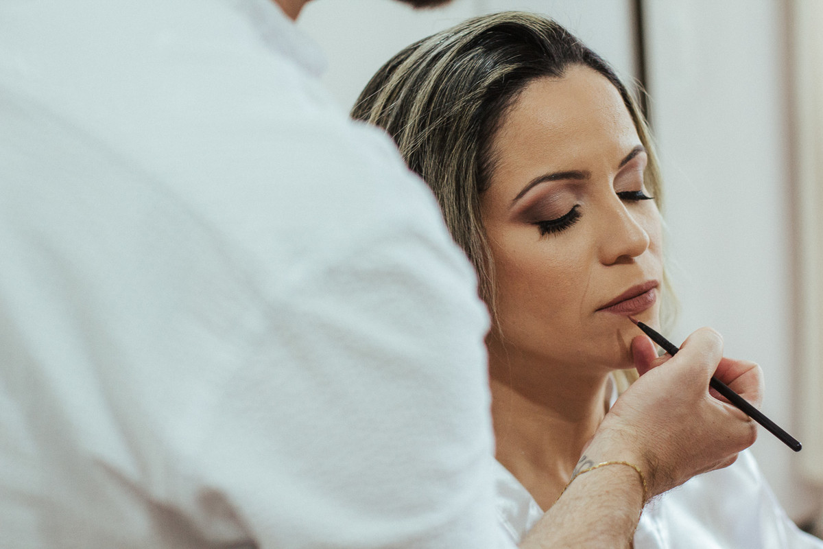 PASSANDO O BATOM NA NOIVA FOTOGRAFIA DE CAMPINAS NO CASAMENTO EM UBATUBA CARLA E RAFAEL