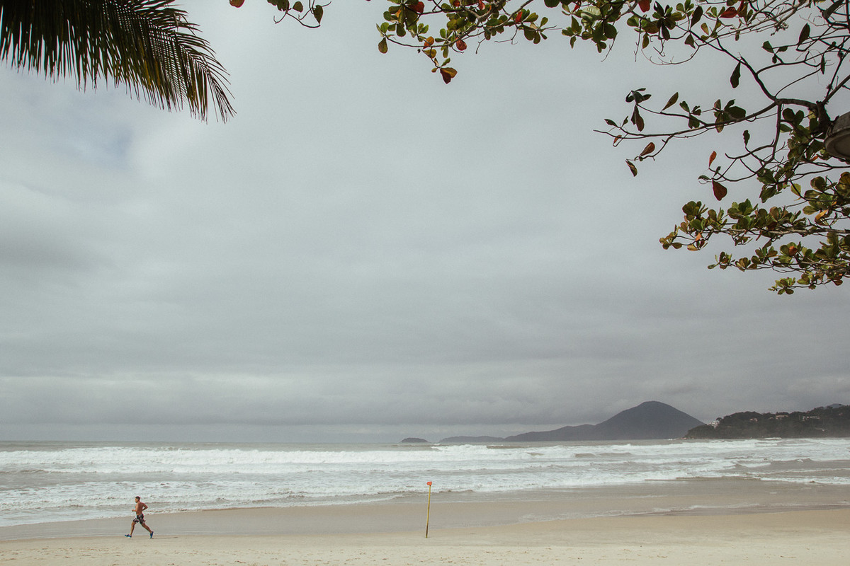 FOTOGRAFO DE CASAMENTO FOTOGRAFANDO NA PRAIA UBATUBA SP CARLA E RAFAEL