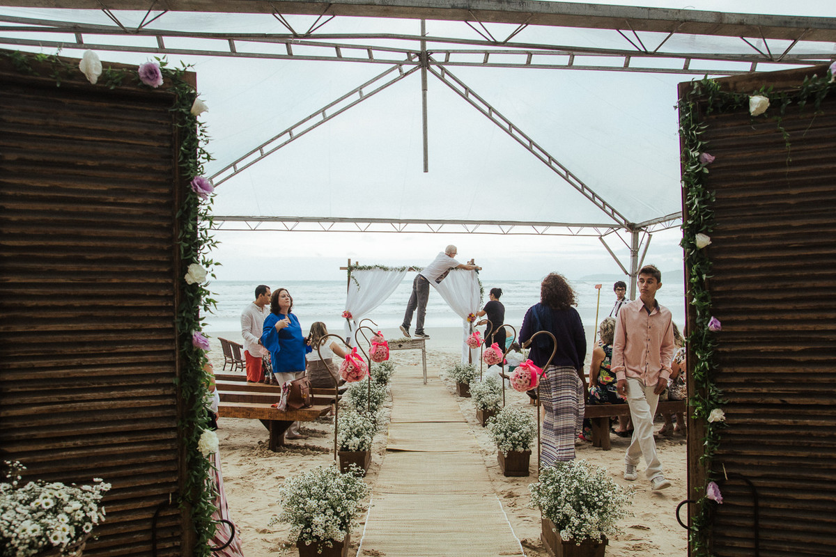 DECORACAO SENDO FEITA NO CASAMENTO DA CARLA E RAFAEL EM UBATUBA SP