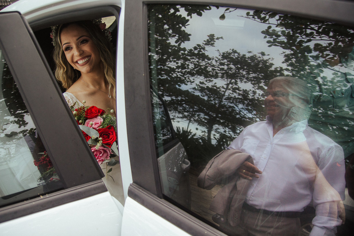 PAI INDO BUSCAR A NOIVA NO CARRO NO CASAMENTO DE CARLA E RAFAEL EM UBATUBA SP