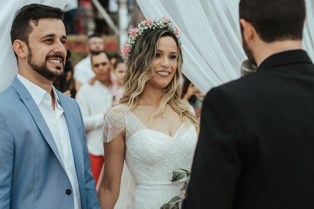 NOIVOS NO ALTAR EM UBATUBA SP FEITA PELO ESTUDIO DELFI FOTOGRAFIA DE CASAMENTO DE CAMPINAS SP CARLA E RAFAEL