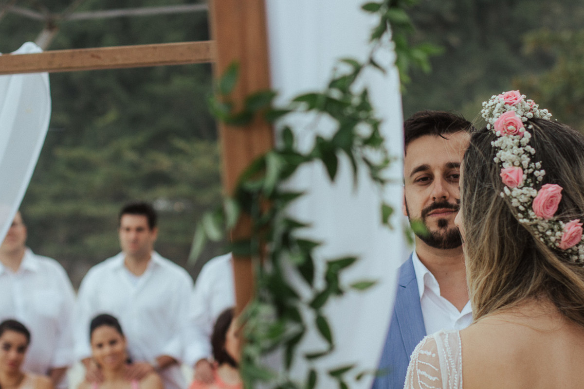 NOIVO OLHANDO A NOIVA CASAMENTO UBATUBA SP CARLA E RAFAEL