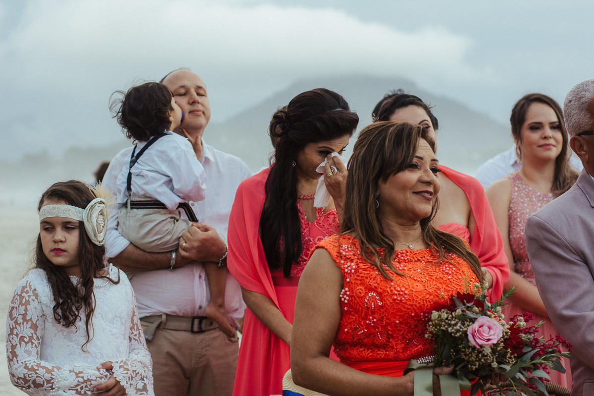 MADRINA CHORANDO NO CASAMENTO DE CARLA E RAFAEL EM UBATUBA SP