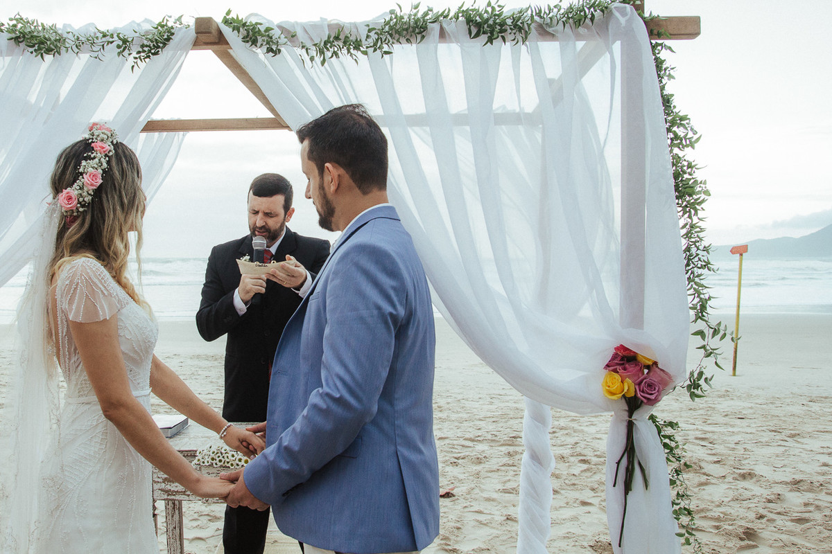 ALIANÇAS NO CASAMENTO CARLA E RAFAEL EM UBATUBA SP PELO ESTUDIO DELFI FOTOGRAFIA DE CASAMENTO