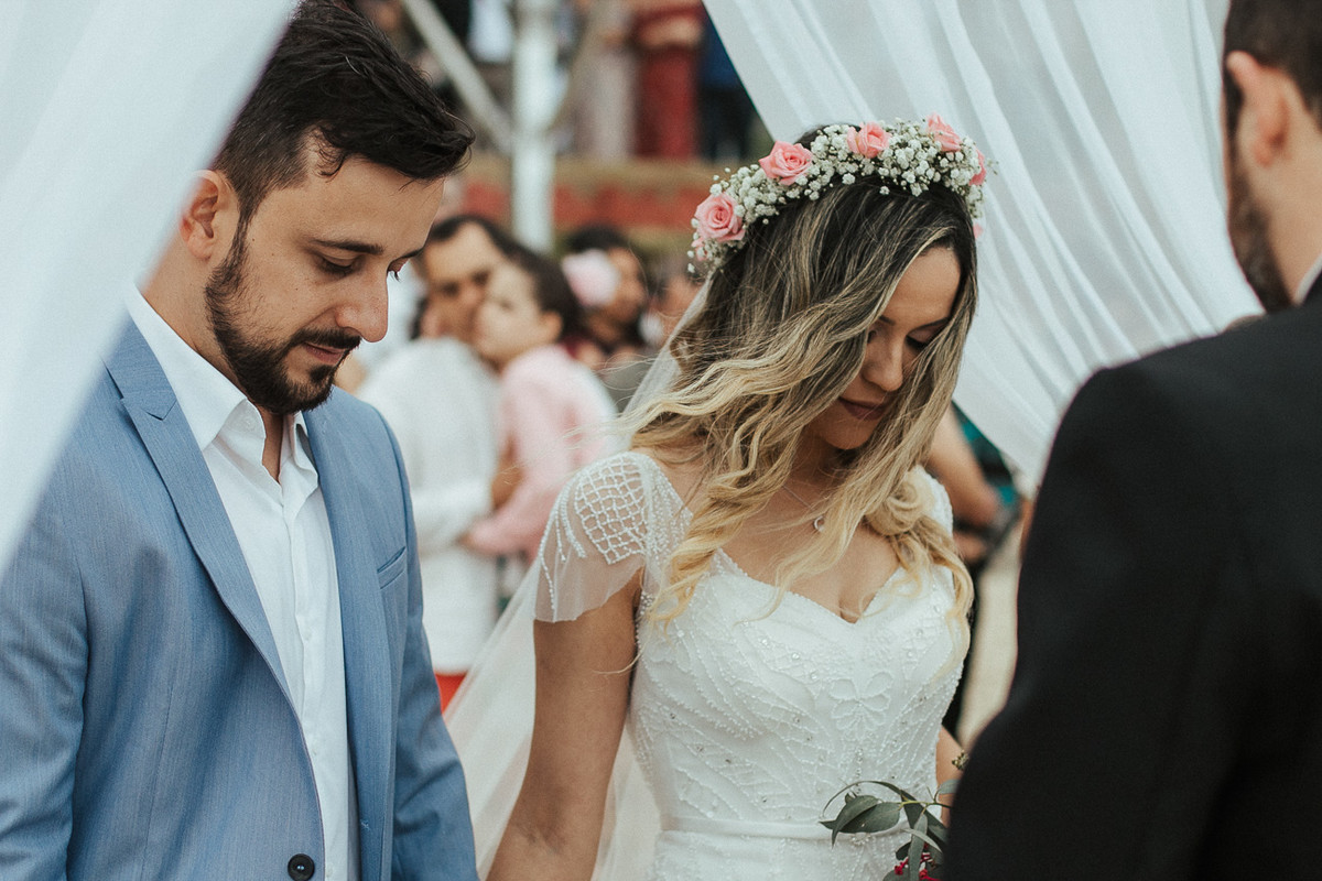 NOIVOS CARLA E RAFAEL ORANDO EM SEU CASAMENTO EM UBATUBA SP