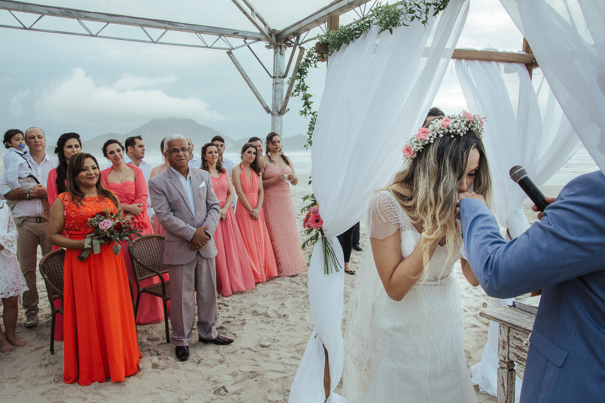 BEIJO DA NOIVA CARLA E RAFAEL NA ALIANÇA NO CASAMENTO EM UBATUBA FEITA PELO ESTUDIO DELFI FOTOGRAFIA DE CASAMENTO DE CAMPINAS SP