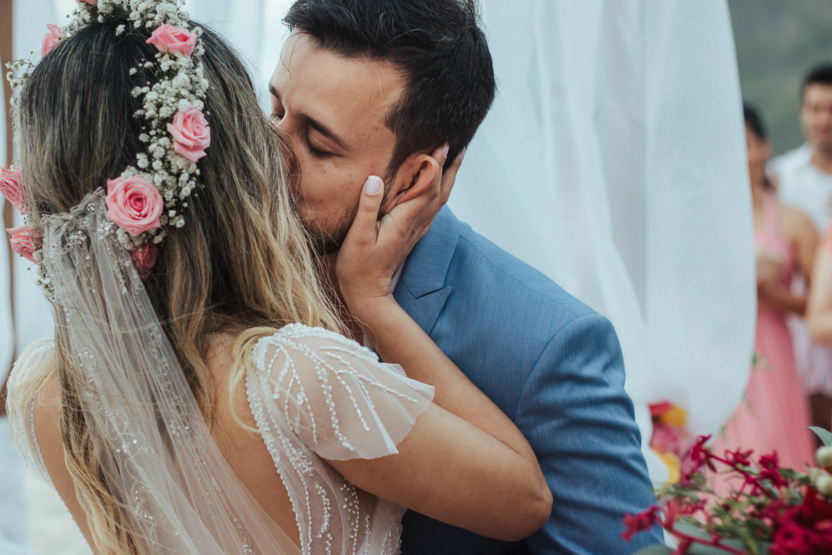 FOTOGRAFIA DO BEIJO DOS NOIVOS CARLA E RAFAEL EM UBATUBA SP