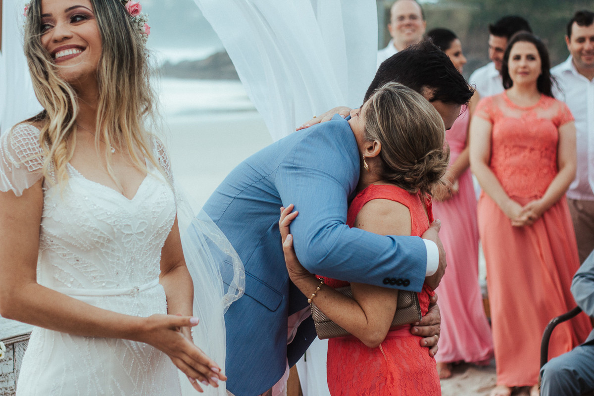 NOIVO ABRAÇANDO SOGRA NO CASAMENTO EM UBATUBA SP CARLA E RAFAEL